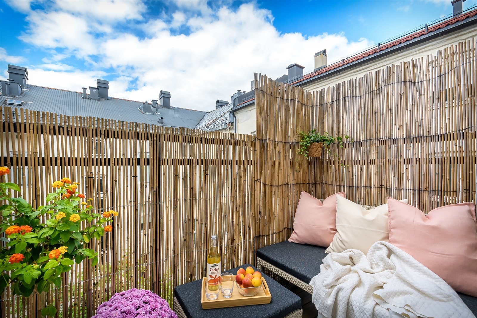 Balkongen vender ut mot bakgården. Galleribilde