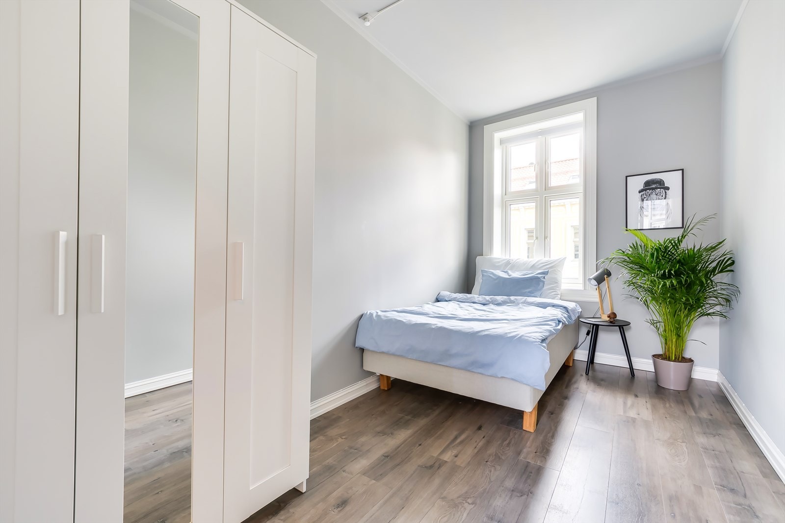 Soverom 2 er også av god størrelse. God plass til dobbeltseng med tilhørende nattbord. Galleribilde