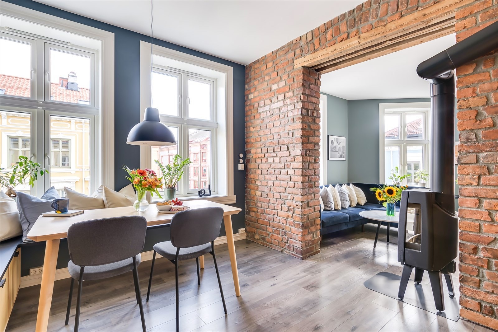 Den gode takhøyden, den generøse takhøyden og de store vinduene som gir mye lys. Blir du ikke forelsket her, så vet ikke jeg... Galleribilde