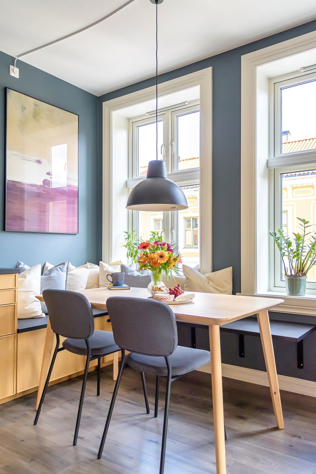 Plassbygd sittegruppe formet som en L. Galleribilde