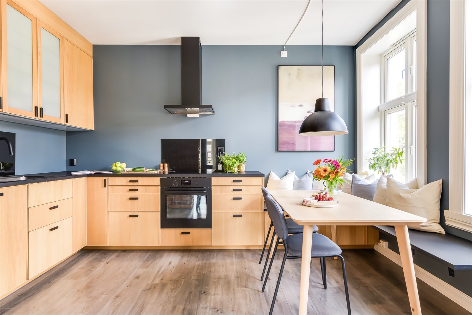 Kjøkkeninnredningen ble oppført ny i 2020. Ventilator med kullfilter over komfyr, fra 2020. Galleribilde