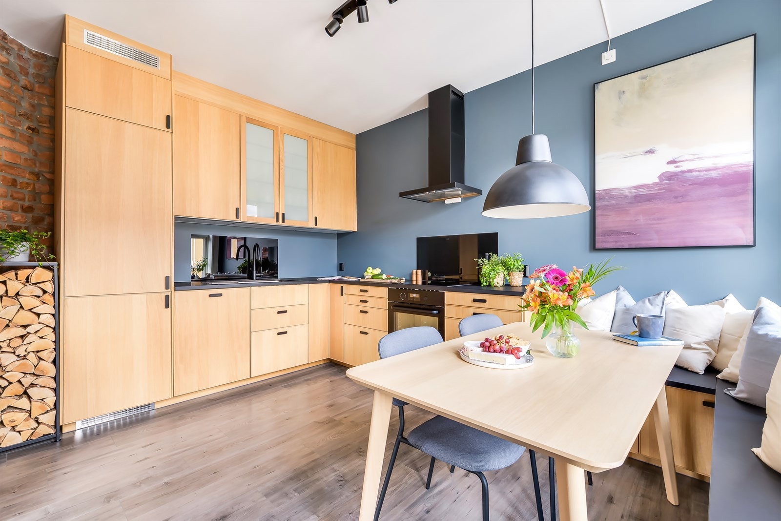 Integrert komfyr med induksjon platetopp, oppvaskmaskin og kjøl/frys. Det er montert strømuttak for mikrobølgeovn i ett overskap. Galleribilde