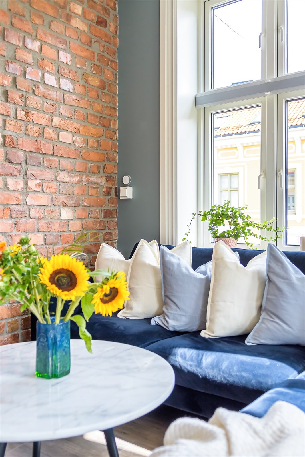 Teglsteinen ble funnet under oppussing, og er rehabilitert helt ut i kanten uten listverk. Galleribilde