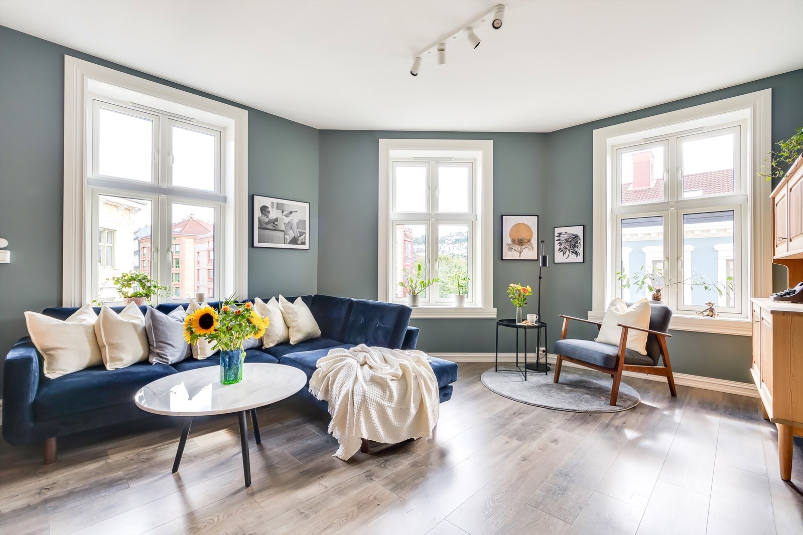 Det elektriske anlegget i sikringsskapet er montert nytt i 2018. Forøvrig er det elektriske anlegget i leiligheten i stor grad montert nytt i perioden 2021-2022, bortsett fra i bad fra 2016. Galleribilde