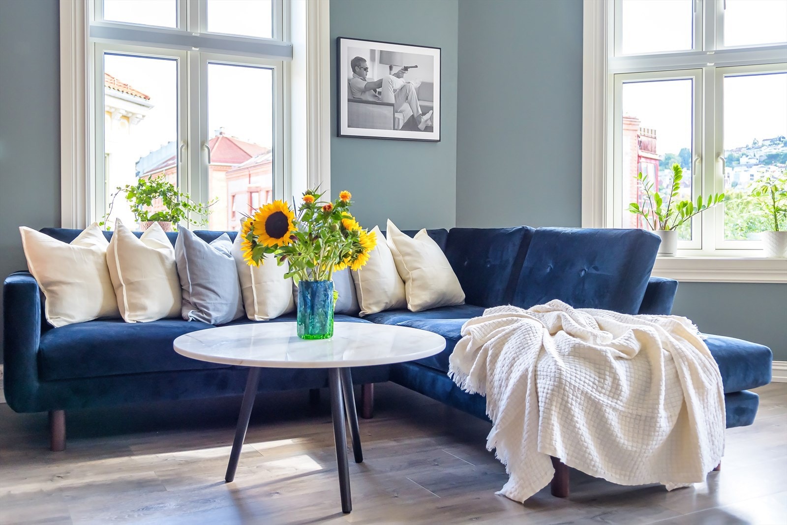 2-lags isolerglass vinduer fra 1991 i bad. Forøvrig 3-lags isolerglass vinduer fra 2020. Det er montert luftespalter i vindusrammer. 2-lags isolerglass vinduer fra 2021 i fløy balkongdør. Galleribilde