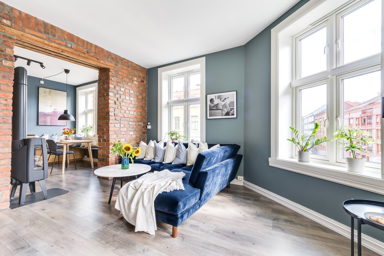 Spesialtilpassede plissegardiner på kjøkken, stue og begge soverommene. Galleribilde