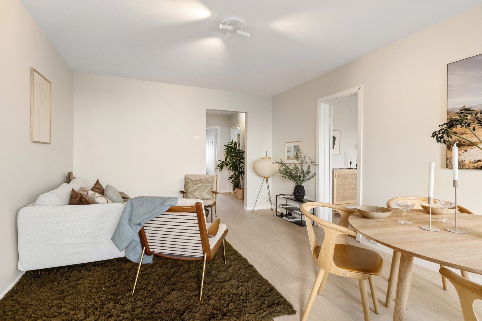 I stuen er det god plass til både sofaseksjon med tilhørende møblement og spisebord. Galleribilde