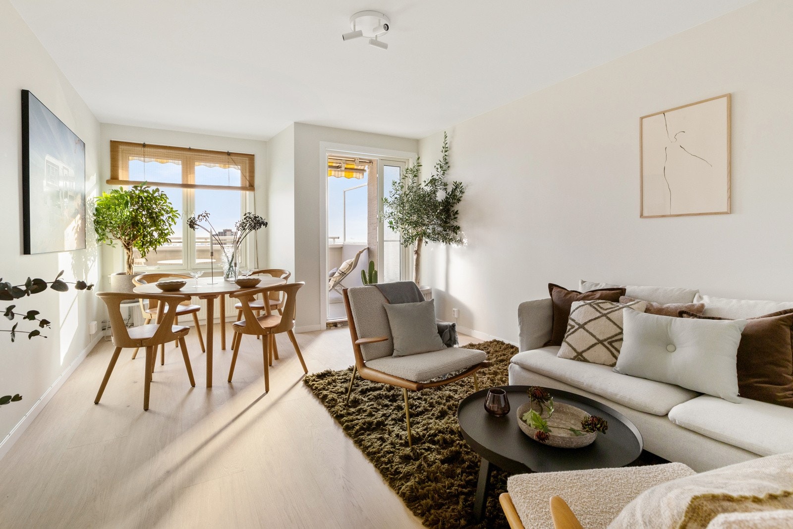 Fra stuen er det utgang til balkongen. Galleribilde