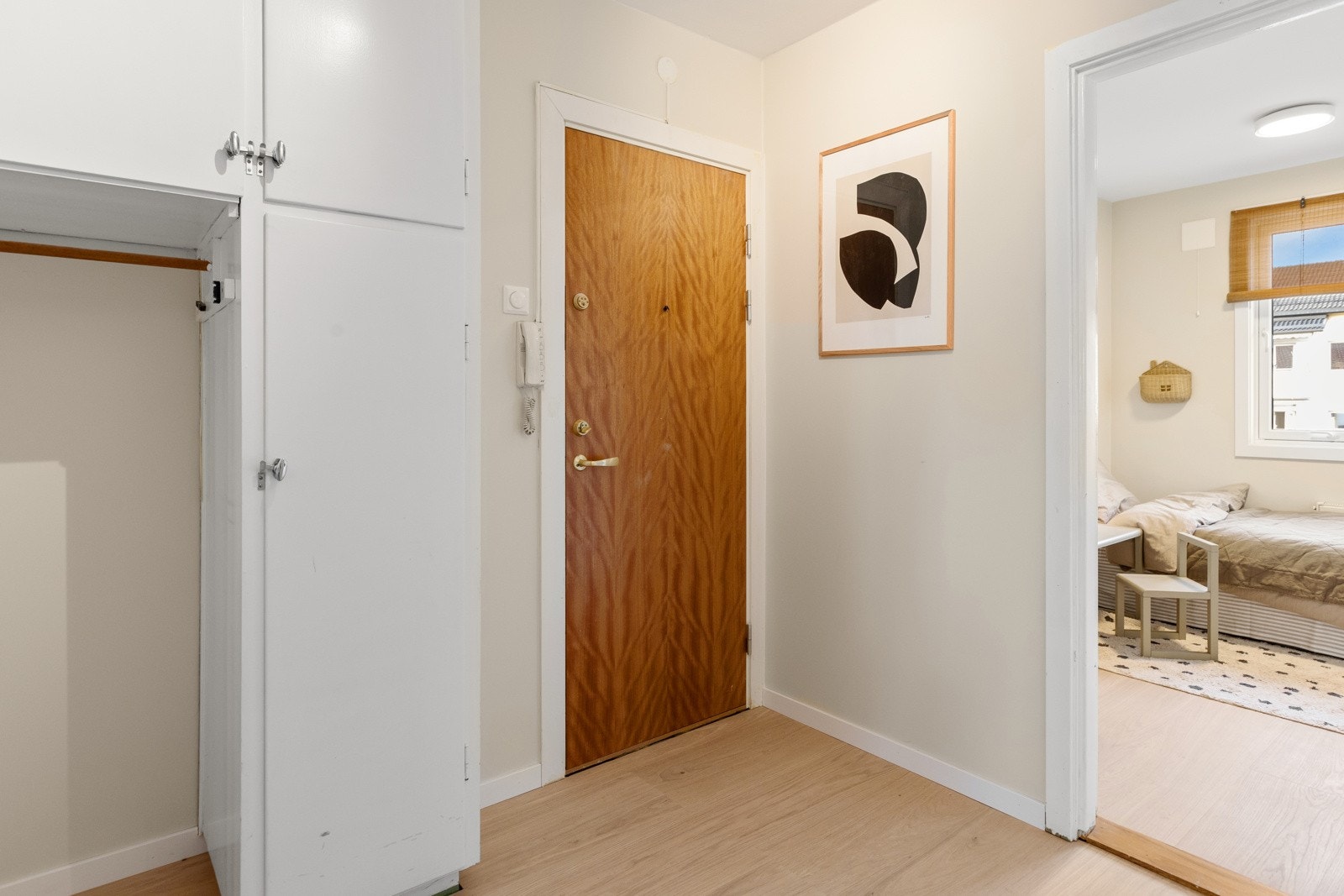 Leiligheten ligger i byggets 7. etasje med heisadkomst. Det er laminat på gulv, lysmalte overflater og god plass til oppbevaring av sko og yttertøy garderobeskap. Galleribilde
