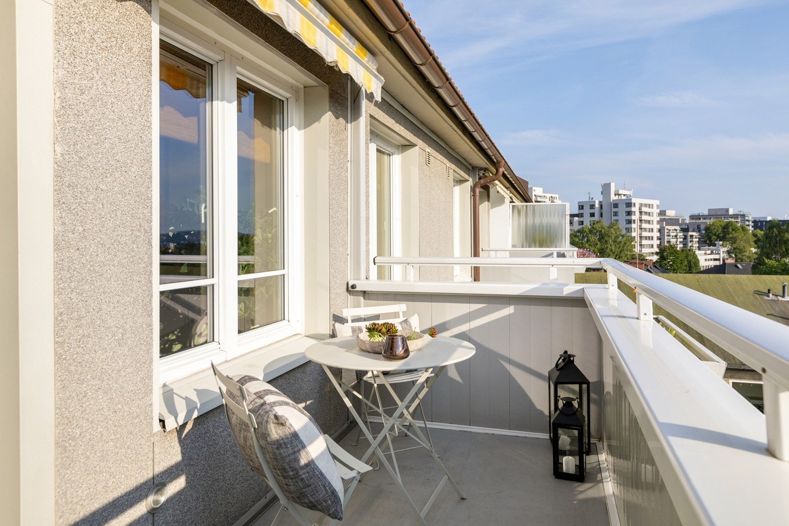 Stor balkong på ca. 8 kvm, perfekt for å nyte varme sommerdager og hyggelige kvelder. Galleribilde