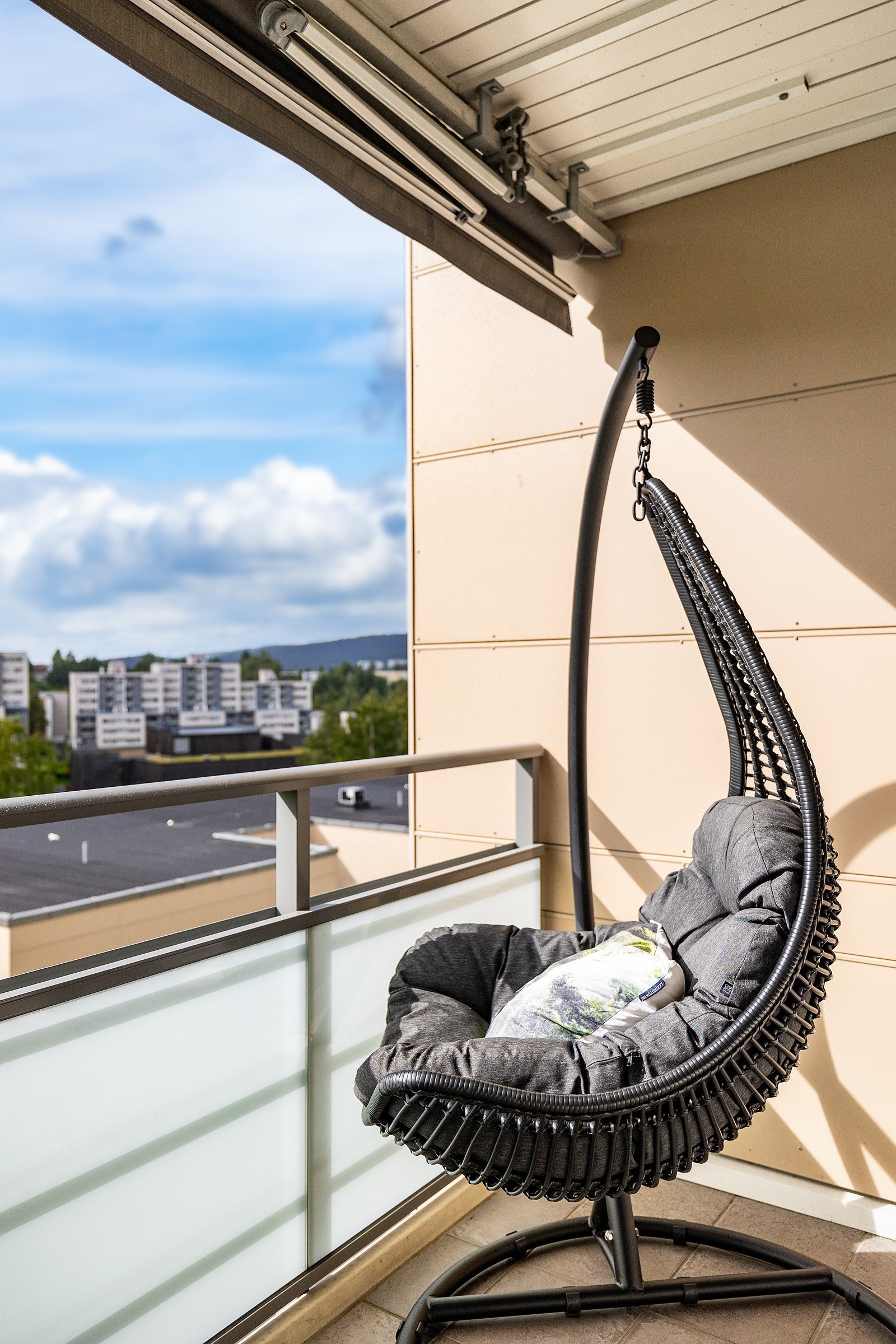 Det er montert markeise på veranda Galleribilde