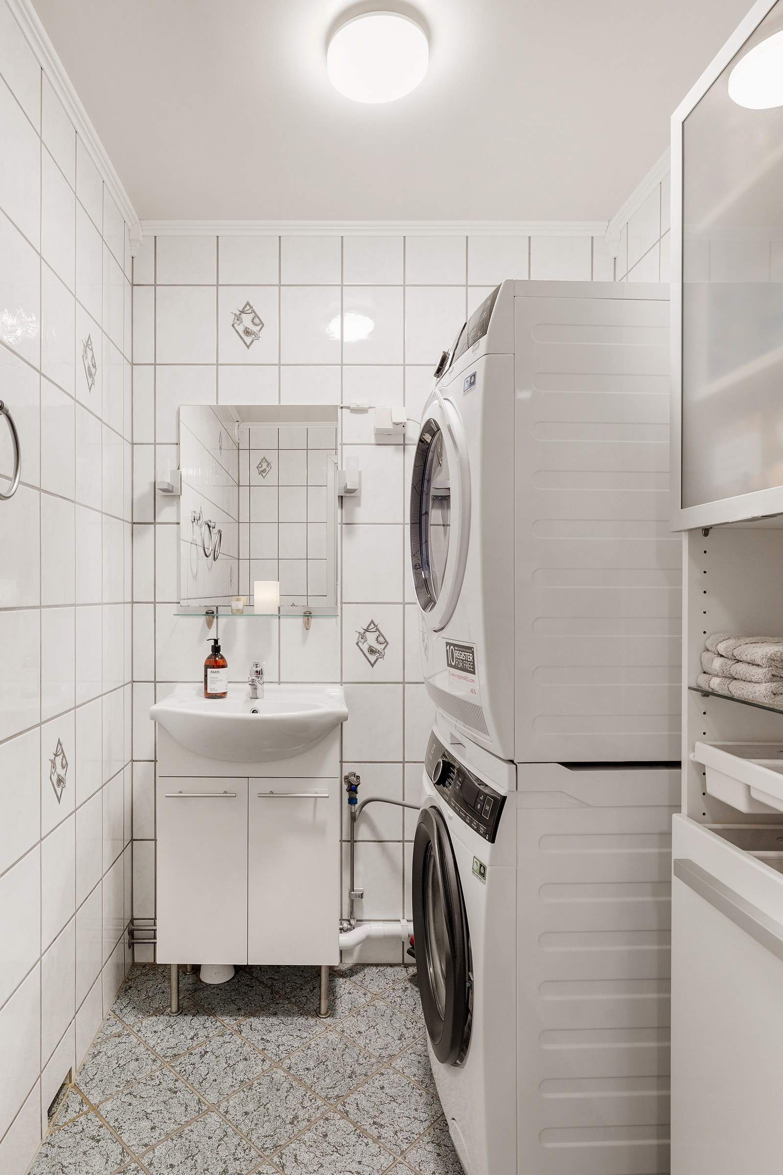 På badet er det god plass til vaskemaskin og tørketrommel, samt mulighet for å innrede med praktiske oppbevaringsløsninger. Galleribilde