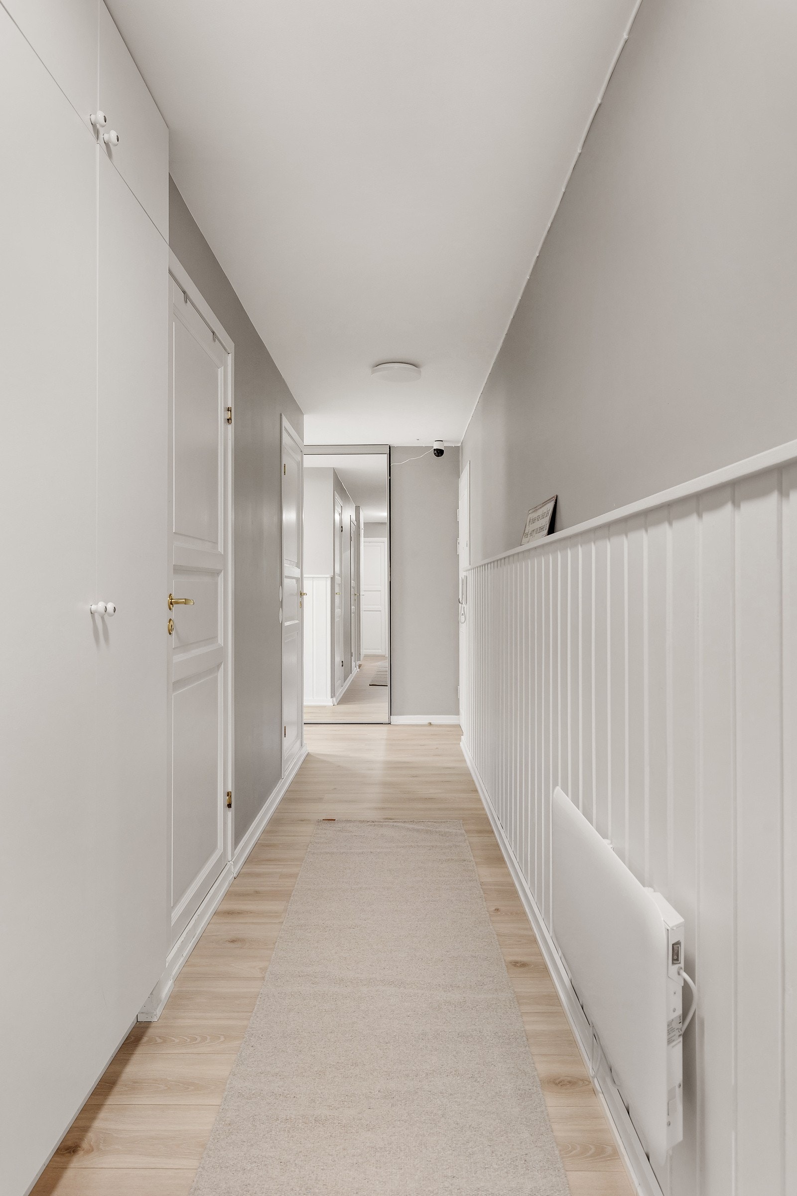Gangen leder deg naturlig inn til resten av leiligheten. Galleribilde