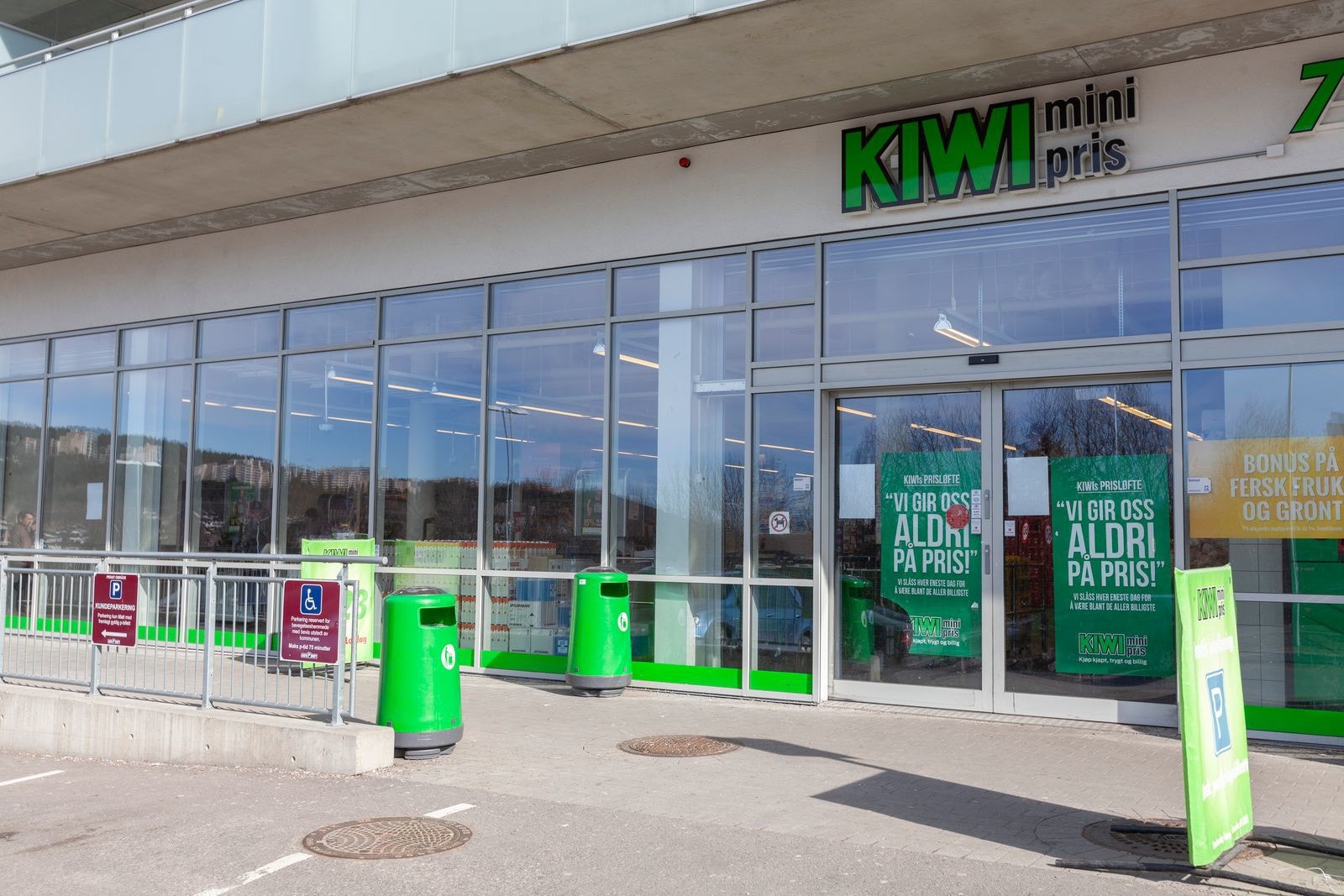 Det er flere dagligvarer i nærområdet, deriblant KIWI. Galleribilde