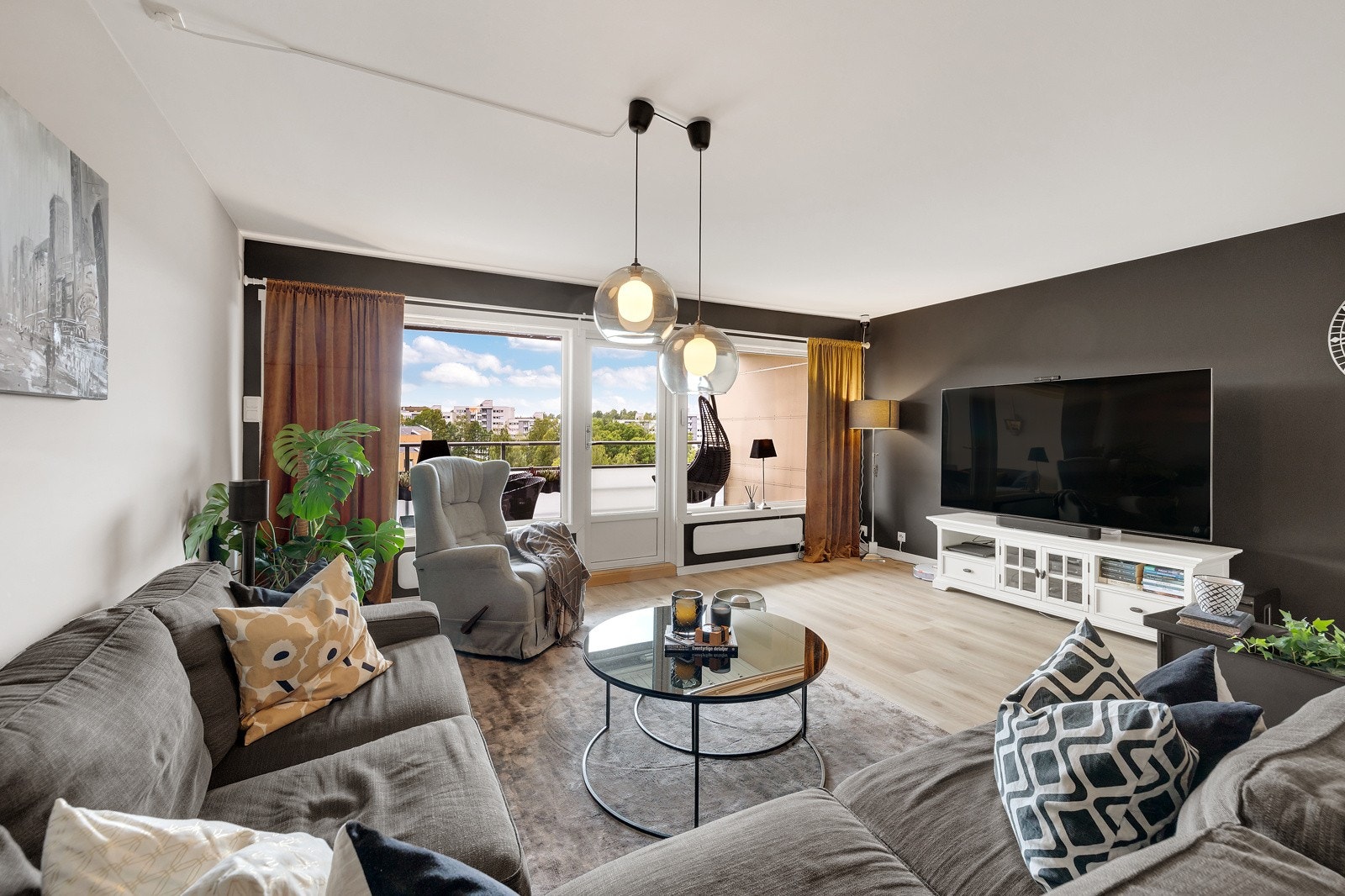 I stuen er det god plass til sofagruppe, bord og medievegg Galleribilde