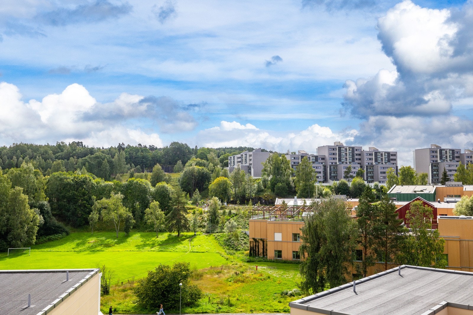 Høybråtenveien ligger fint til og en kan få flott utsikt mot byen. Galleribilde