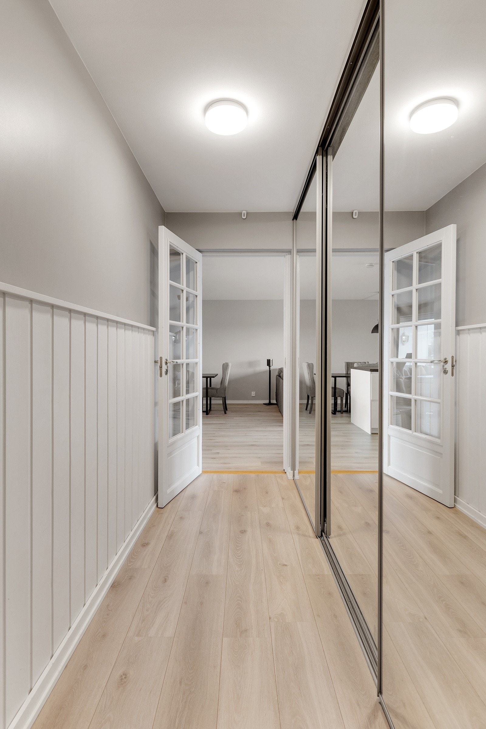 Gangen har eget garderobeskap med skyvedører i glass. Galleribilde