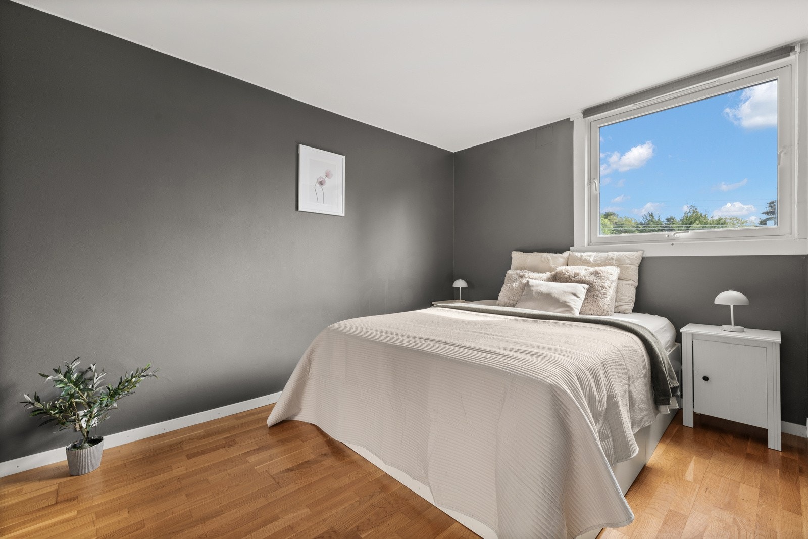 Romslig soverom med god plass for dobbeltseng. Galleribilde