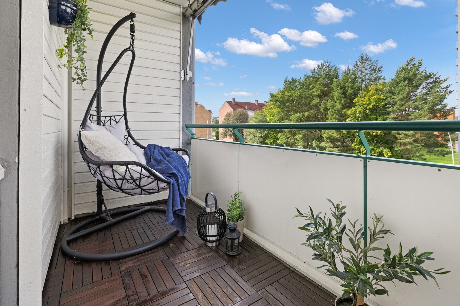 Utgang fra stuen til en solrik, vestvendt balkong på ca. 5 m². Galleribilde