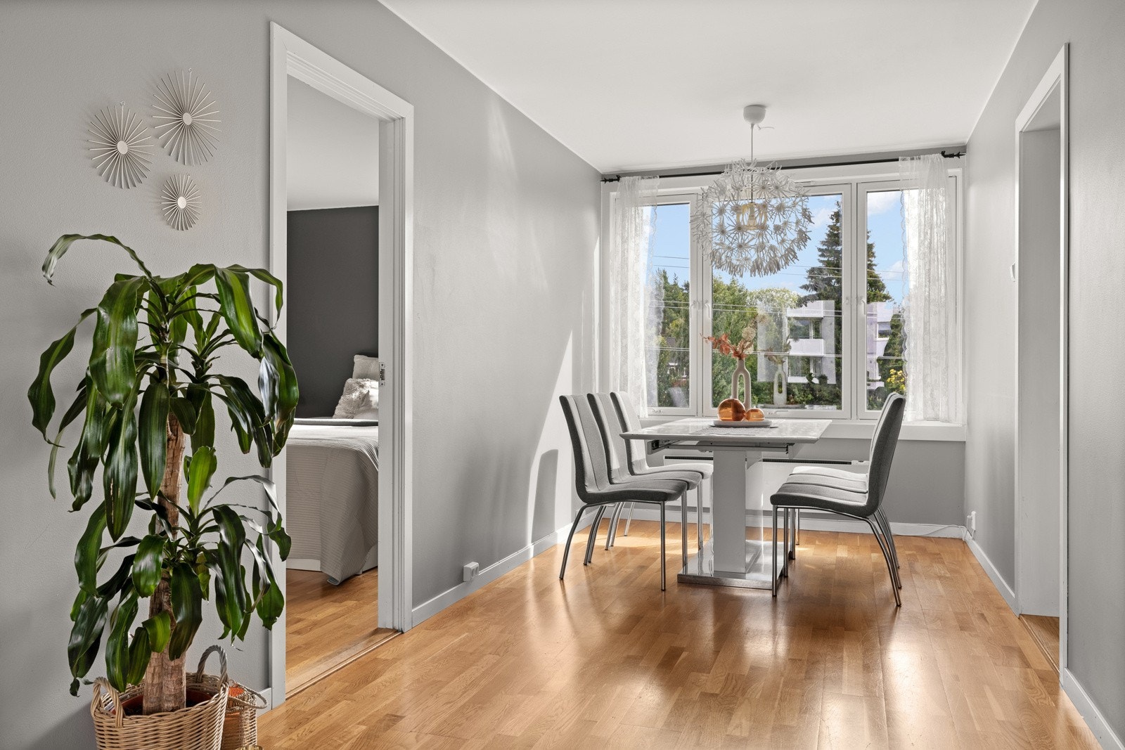 I stuen er det god plass i egen sone for spisebord. Her kan man også sette opp et lettvegg for å få et 3. soverom. Galleribilde