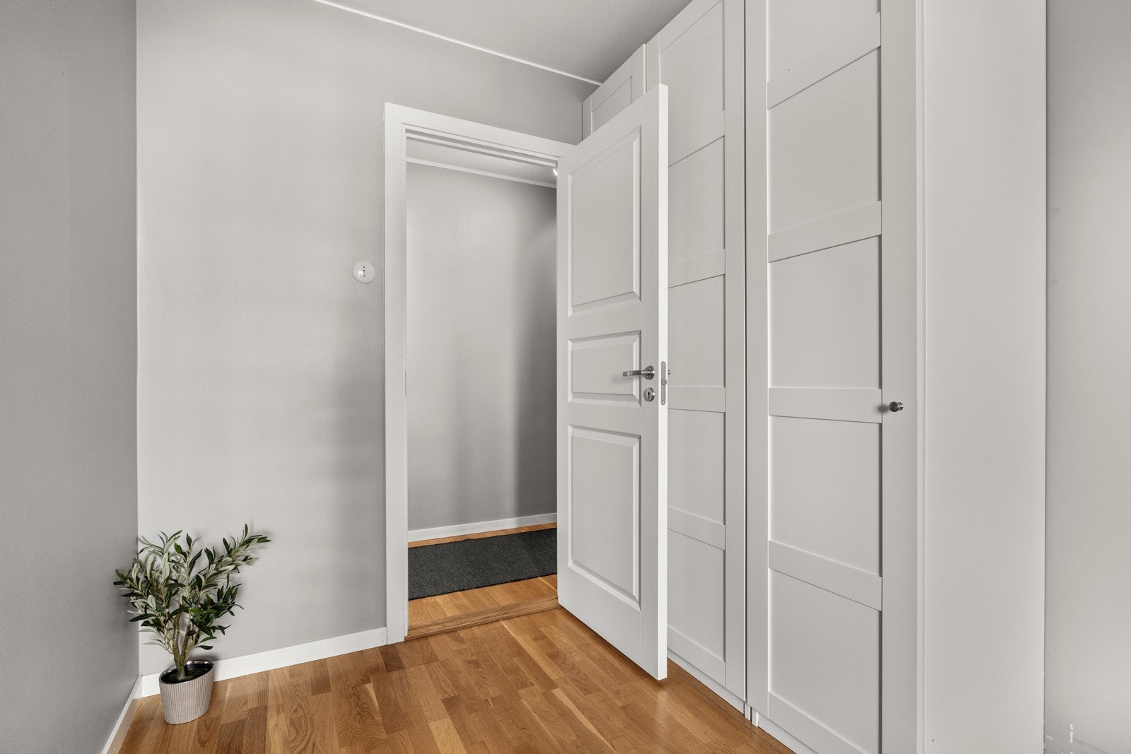Montert praktisk garderobeløsning med god plass og lagring og oppbevaring. Galleribilde