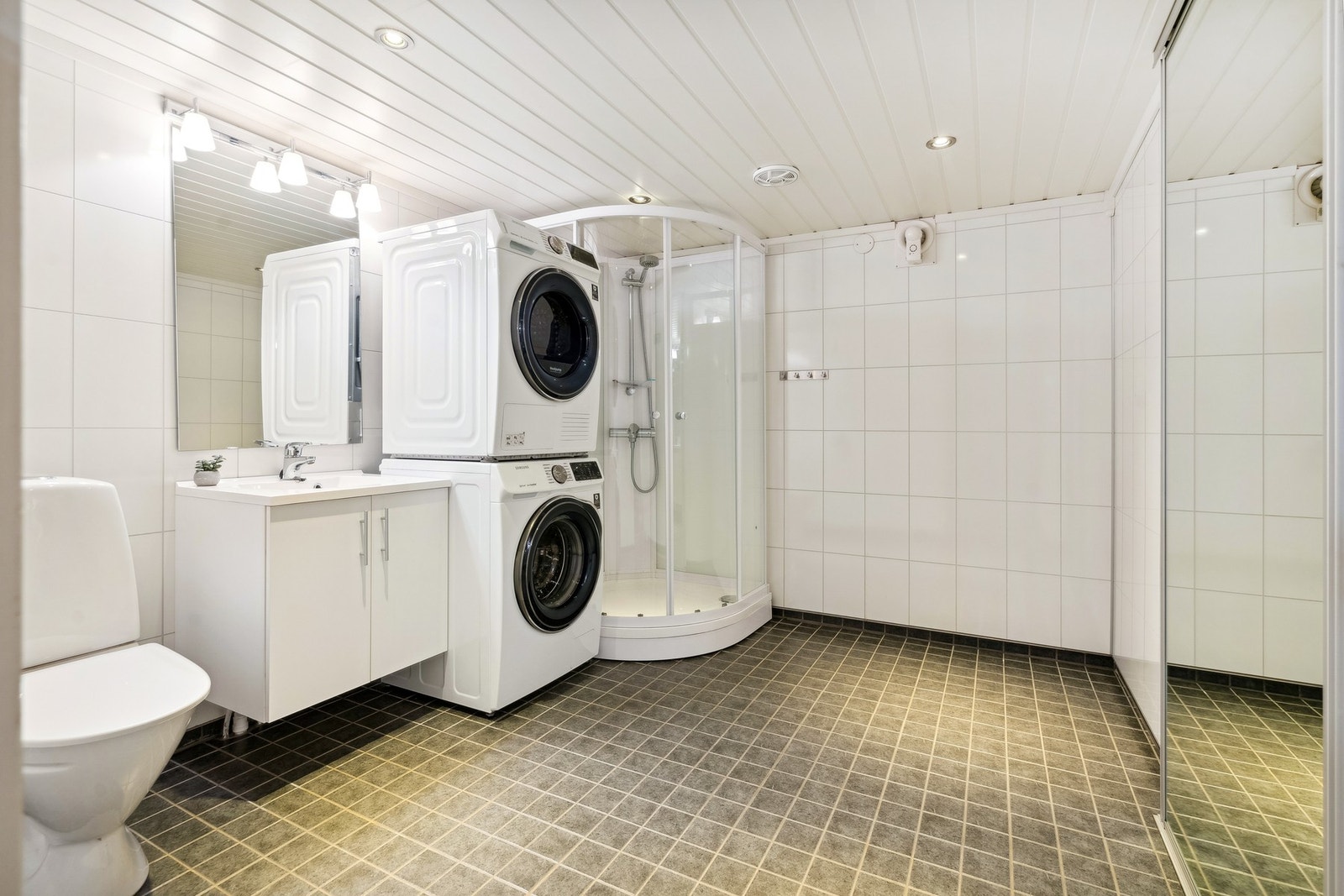 Praktisk og romslig bad/vaskerom med spottbelysning. Galleribilde