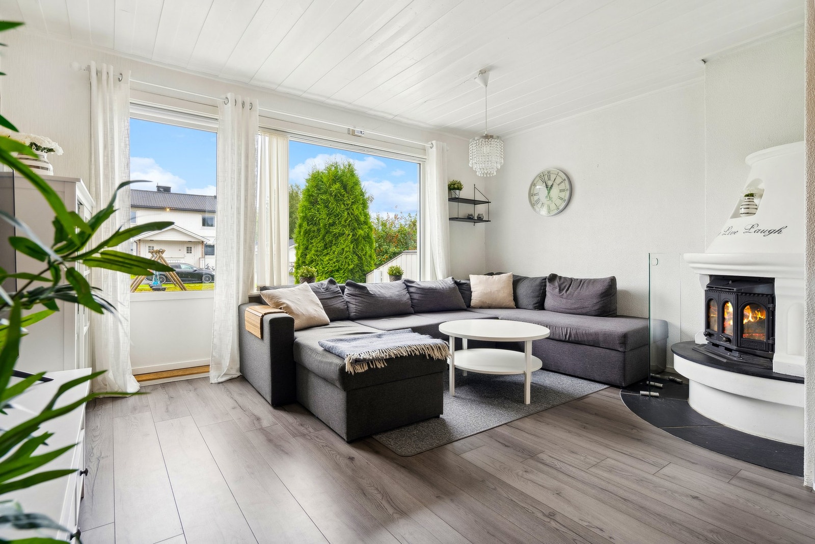 Lys og pen stue med utgang til egen terrasse og videre til fellesareal for laget. Galleribilde