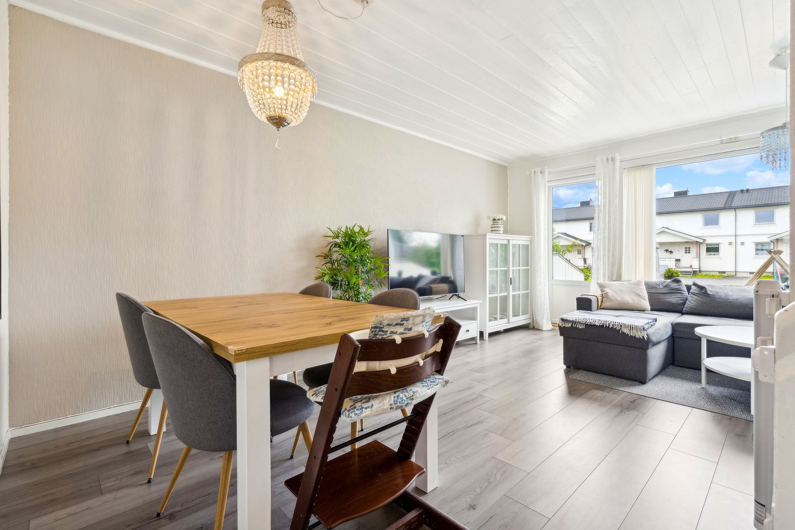 God plass for både spise- og sittegruppe på stue. Galleribilde