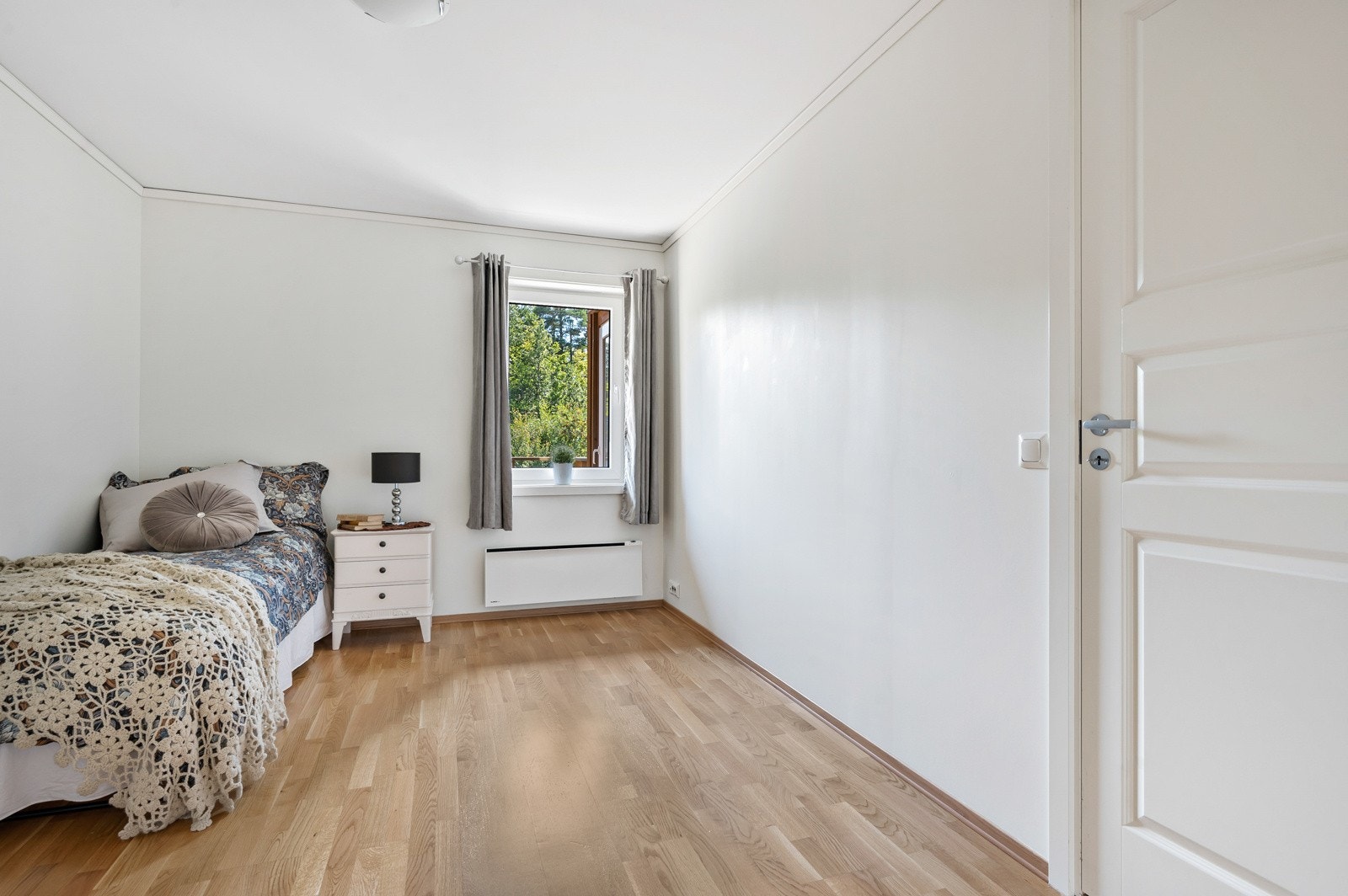 Soverommet er stort nok til dobbelt seng og nattbord selv om det i dag er innredet med enkel seng. Galleribilde