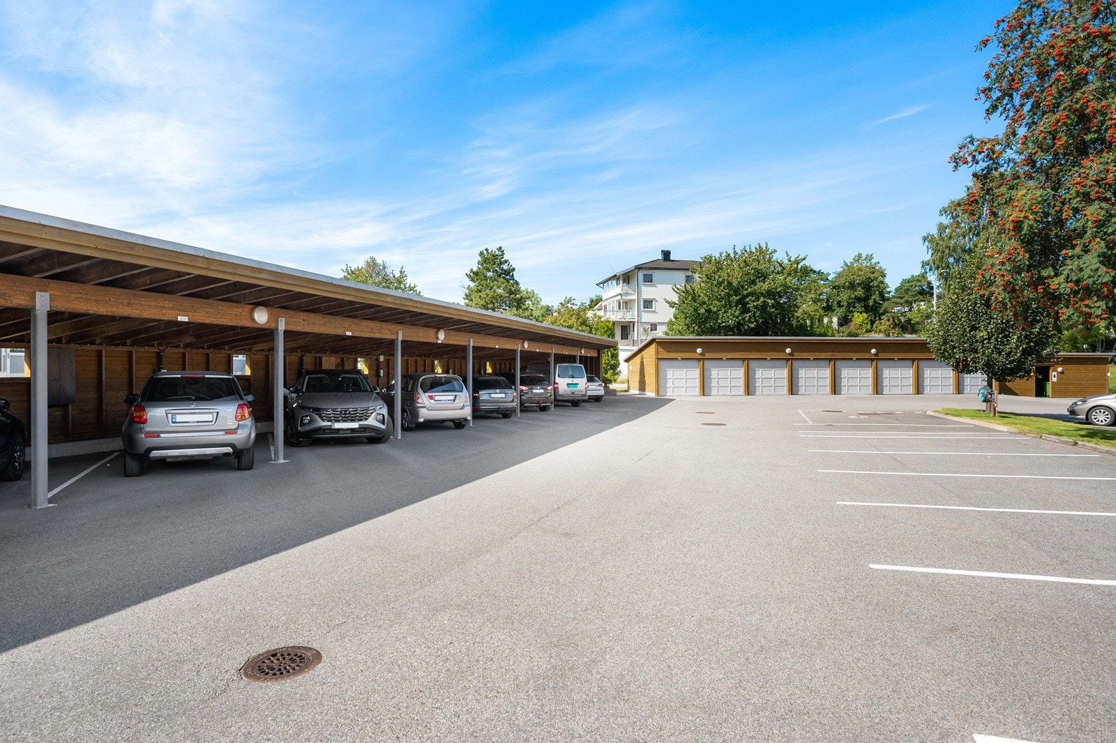 Leiligheten har tilhørende parkeringsplass i carport. Carporten er klargjort for el bil lader. Galleribilde