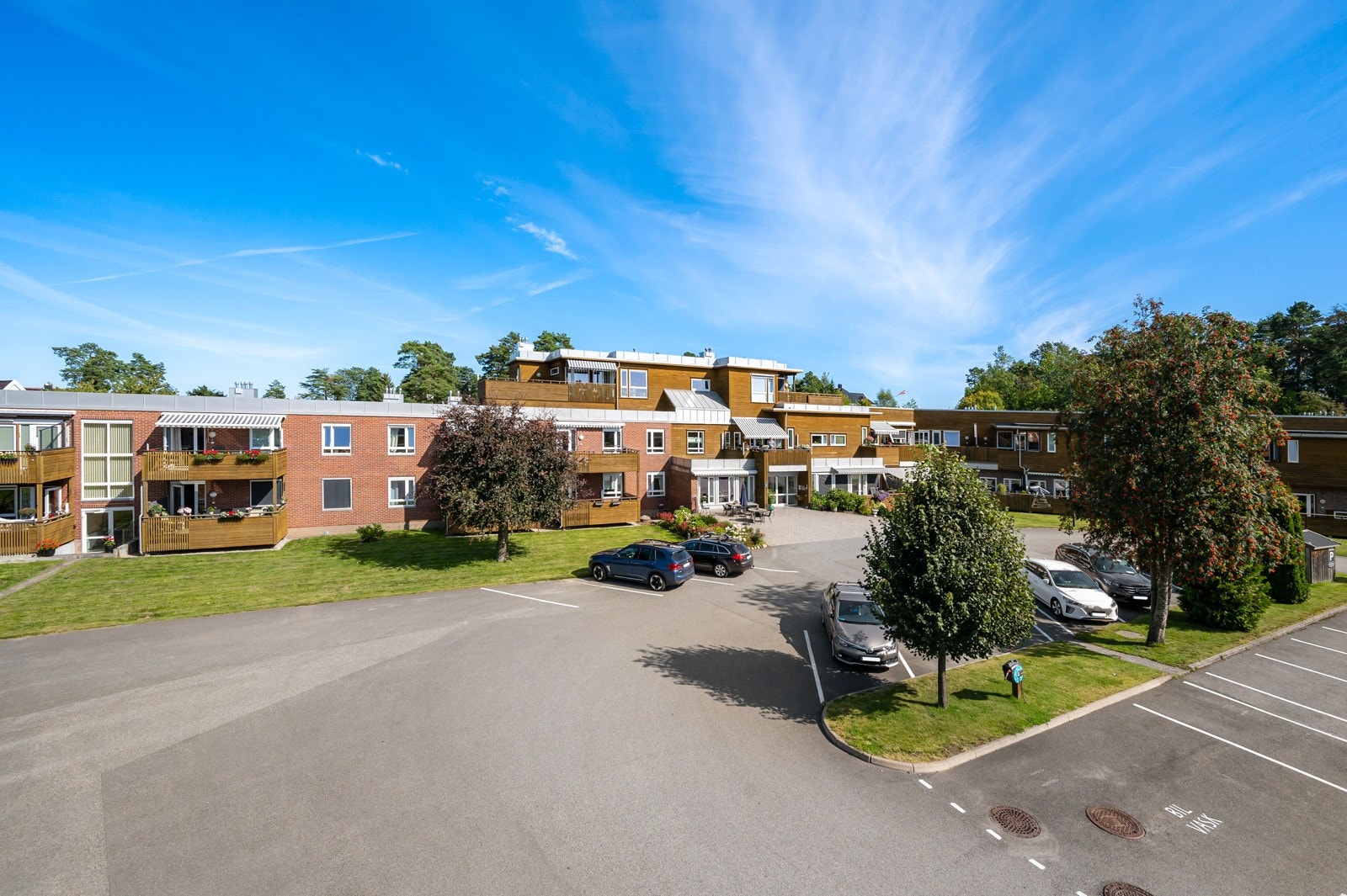 Vollenetoppen har rikelig med parkeringsplasser og fine felles utearealer. Galleribilde