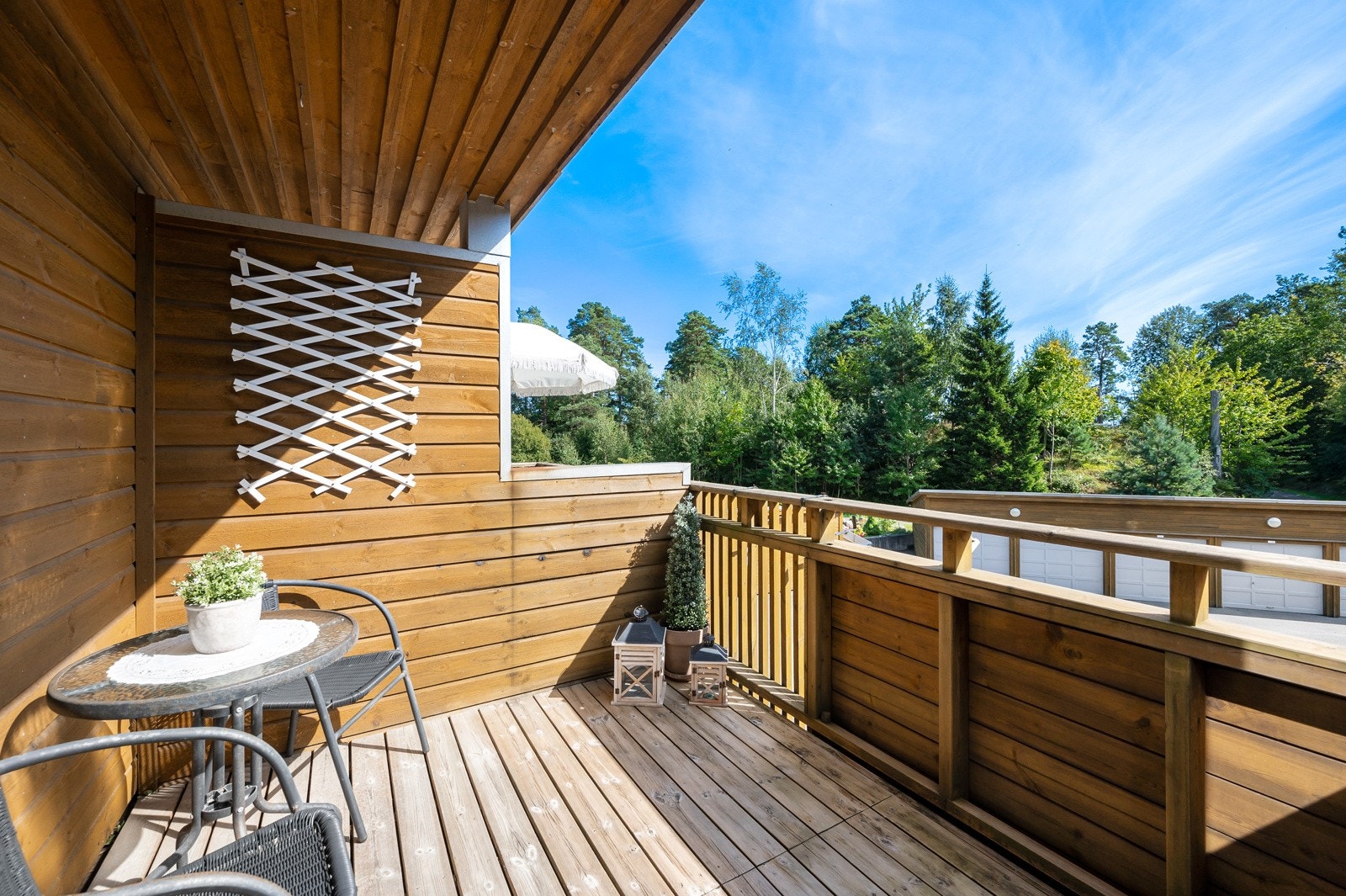 Balkongen er solrik og romslig med plass til å lage seg et hyggelig uterom. Galleribilde