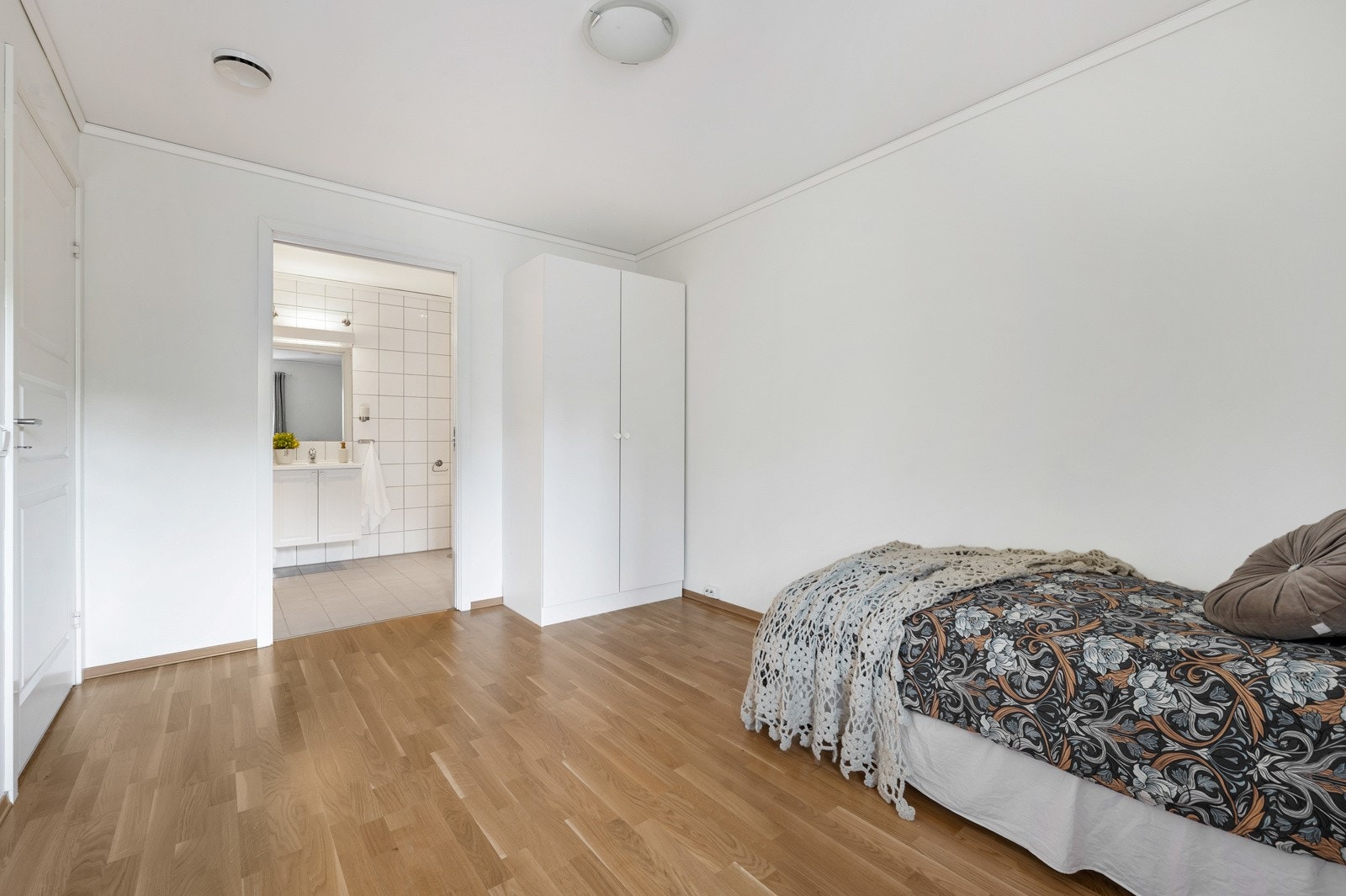 Det er også plass til garderobe, og det er skyvedør mellom soverom og bad. Galleribilde