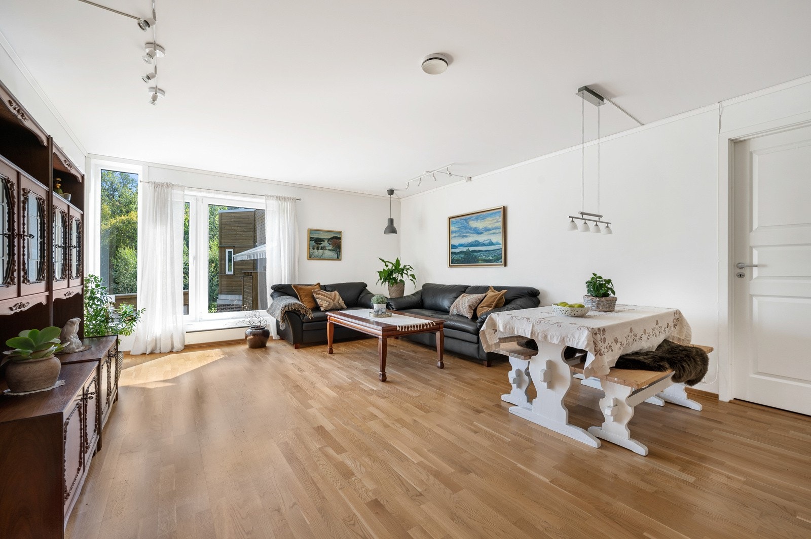 Stuen har store gode vindusflater som slipper inn rikelig med lys, og det er utgang til delvis overbygget balkong. Galleribilde