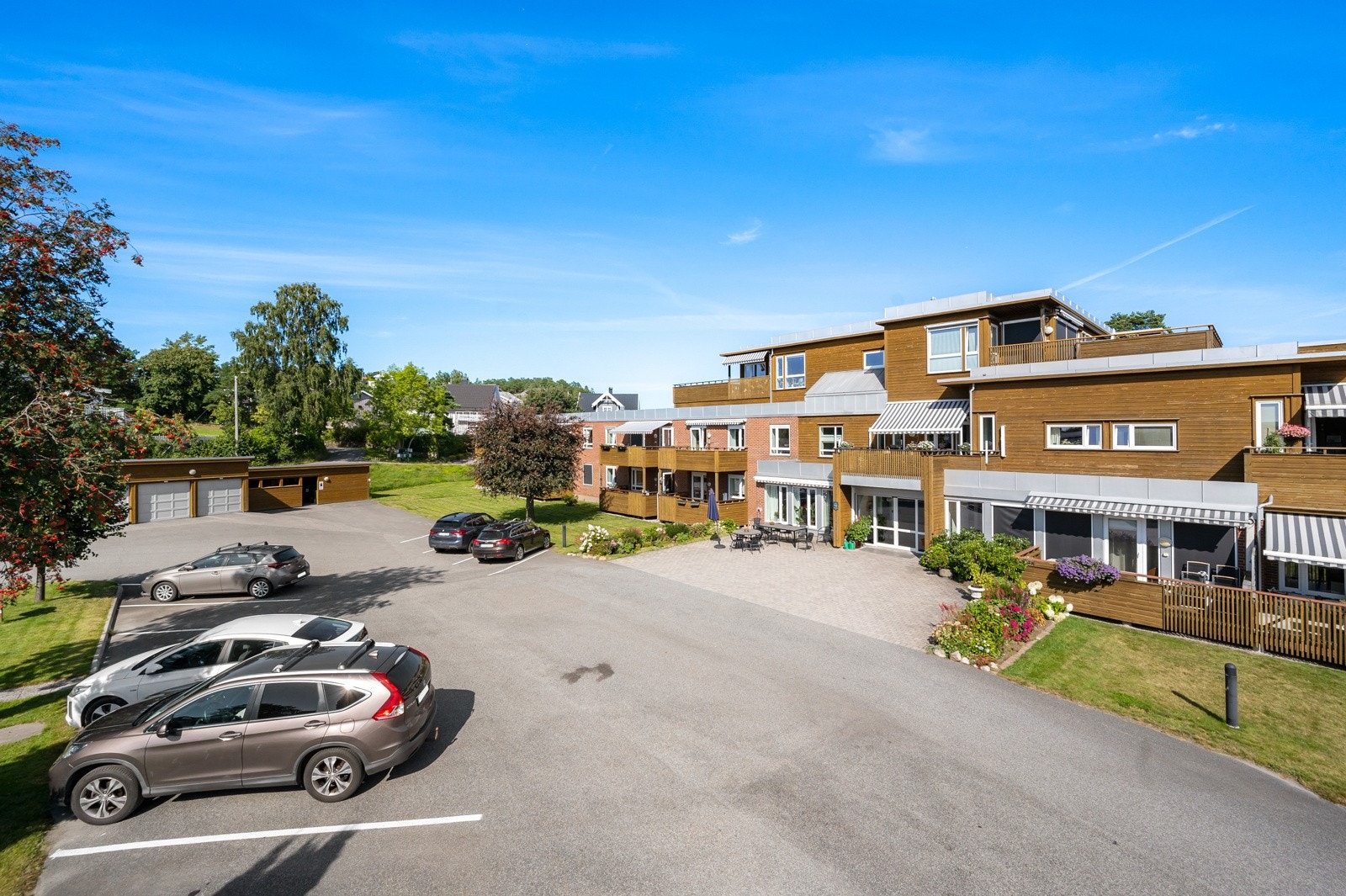 Kort avstand å gå fra inngangen til parkeringsplasser, carport og garasjeanlegg. Galleribilde
