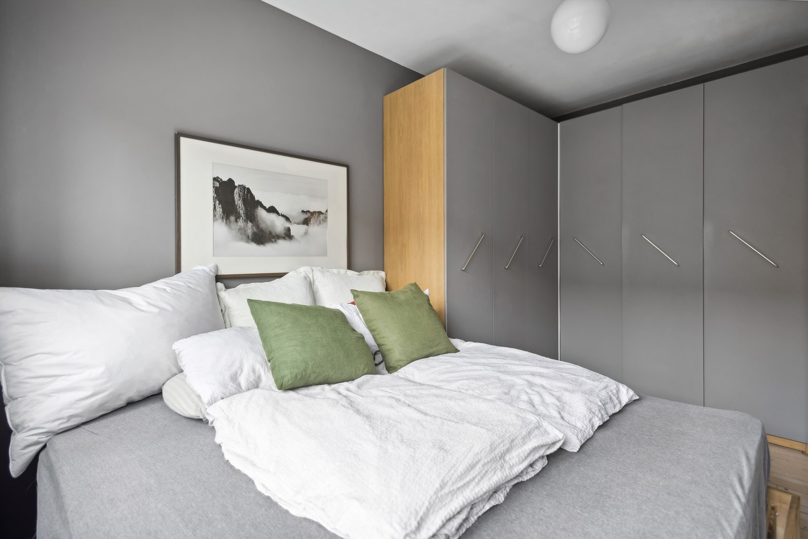 Garderobeskapene på soverommet medfølger boligen Galleribilde