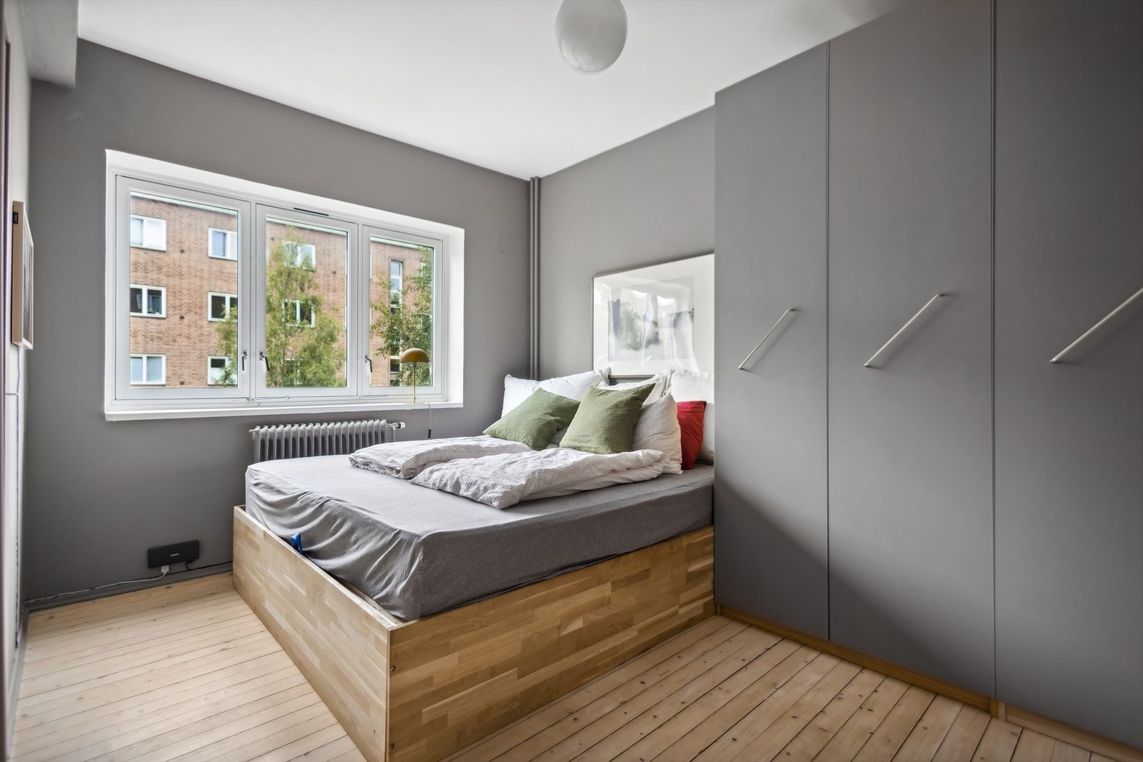 Soverommet har god plass til stor seng og garderobeskap Galleribilde