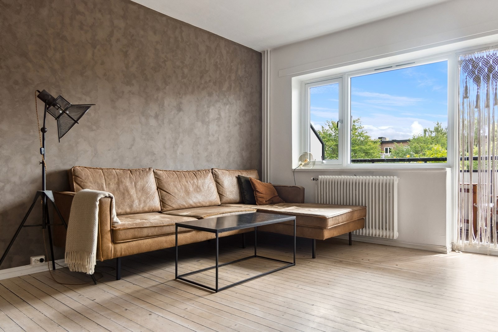 I stuen er det god plass til stor sofagruppe og tilhørende møblement Galleribilde