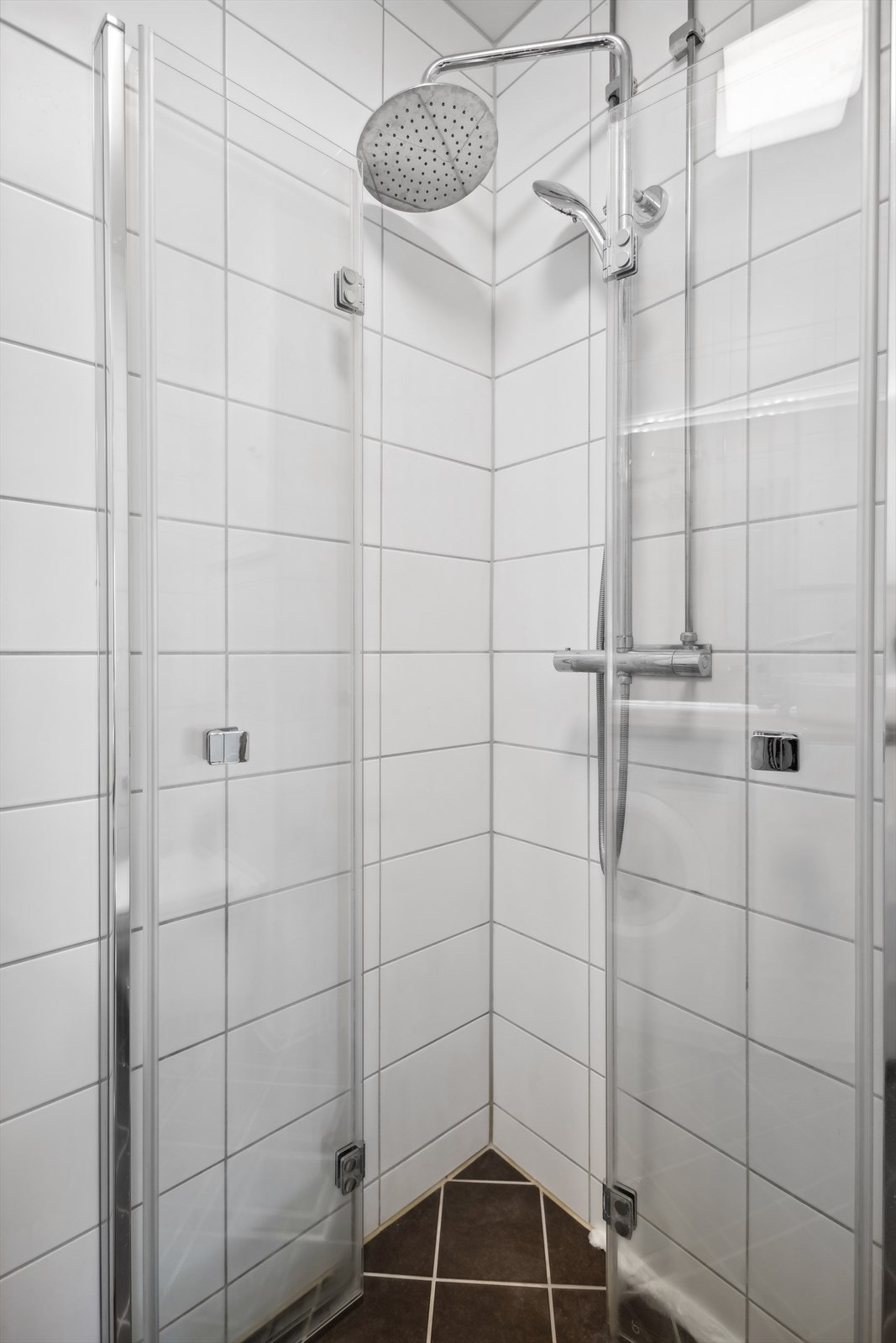 Dusjen har innfellbare dusjvegger og regnfallsdusj Galleribilde