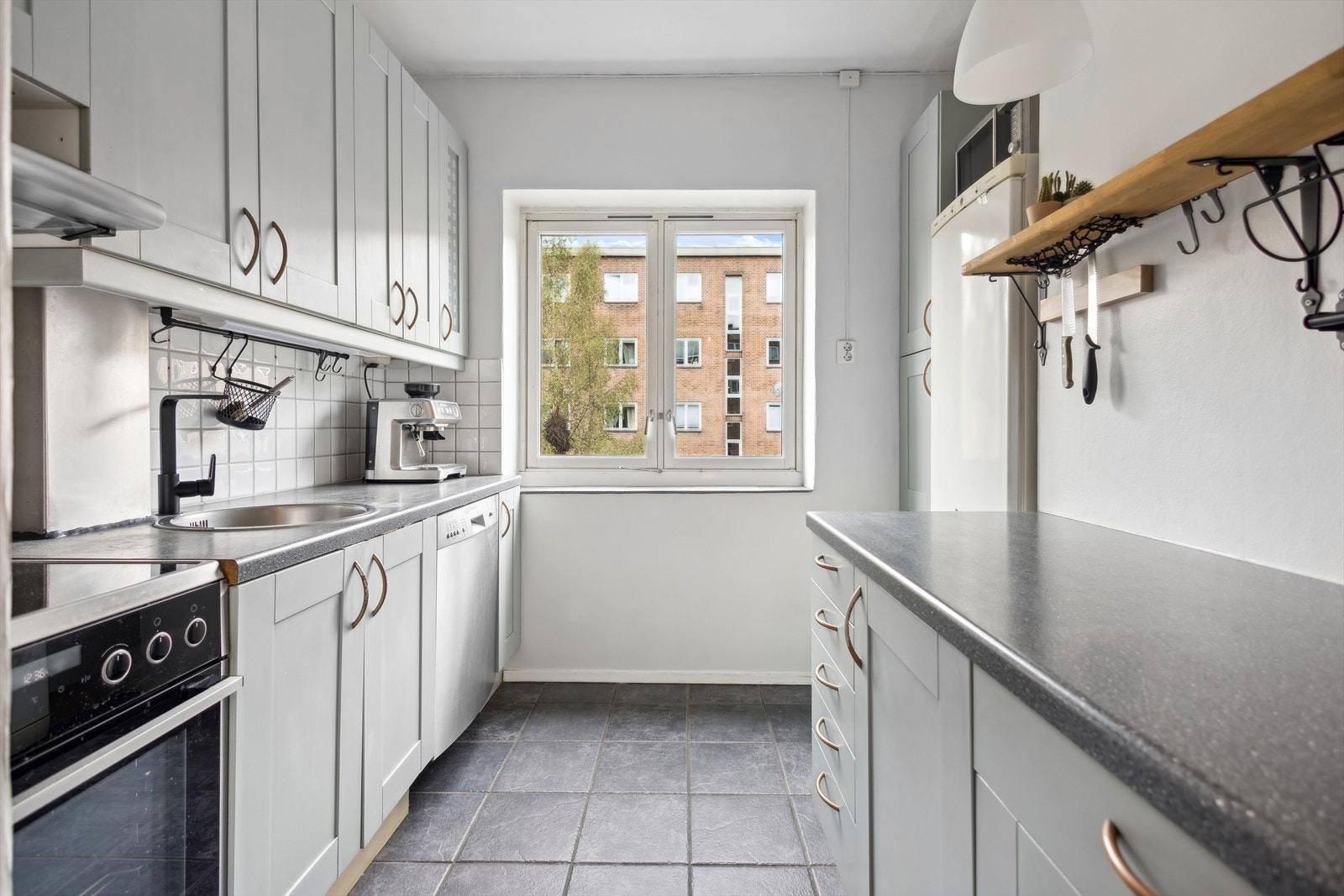 Kjøkken i eget rom. Her har du godt med skap og benkeplass Galleribilde