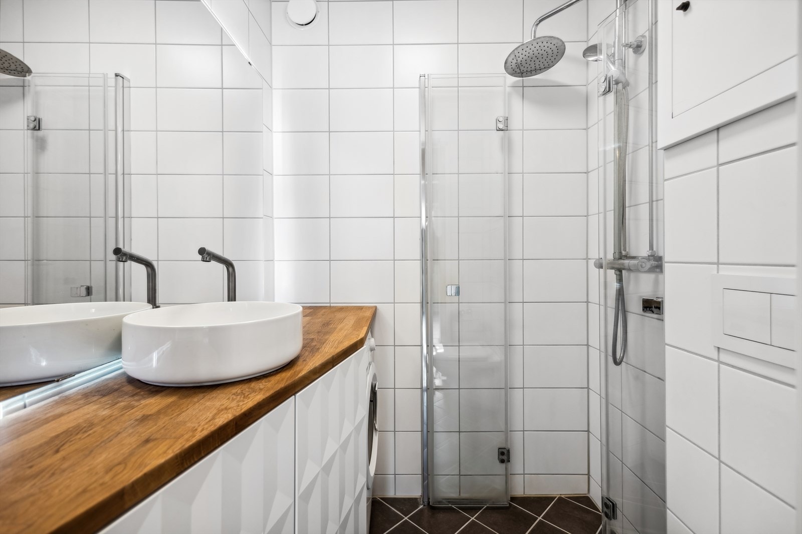 Flislagt bad med dusj med innfellbare dusjvegger og opplegg for vaskemaskin Galleribilde