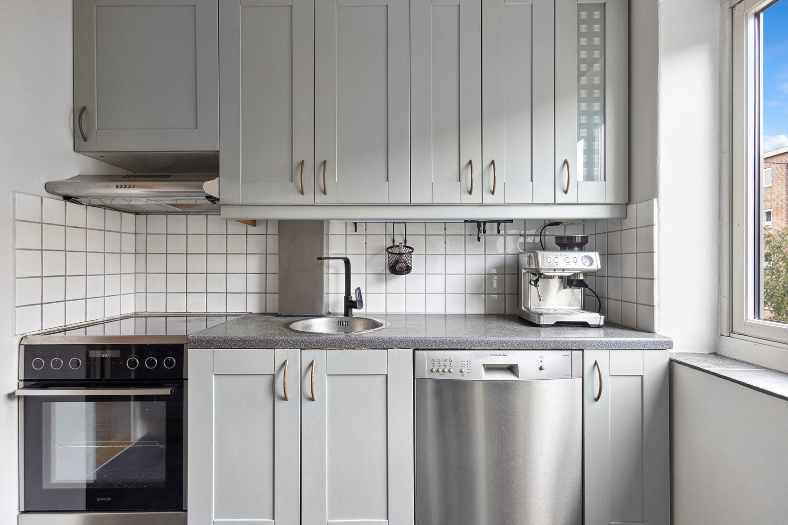 Kjøkkenet har kullfilterventilator og opplegg for oppvaskmaskin Galleribilde