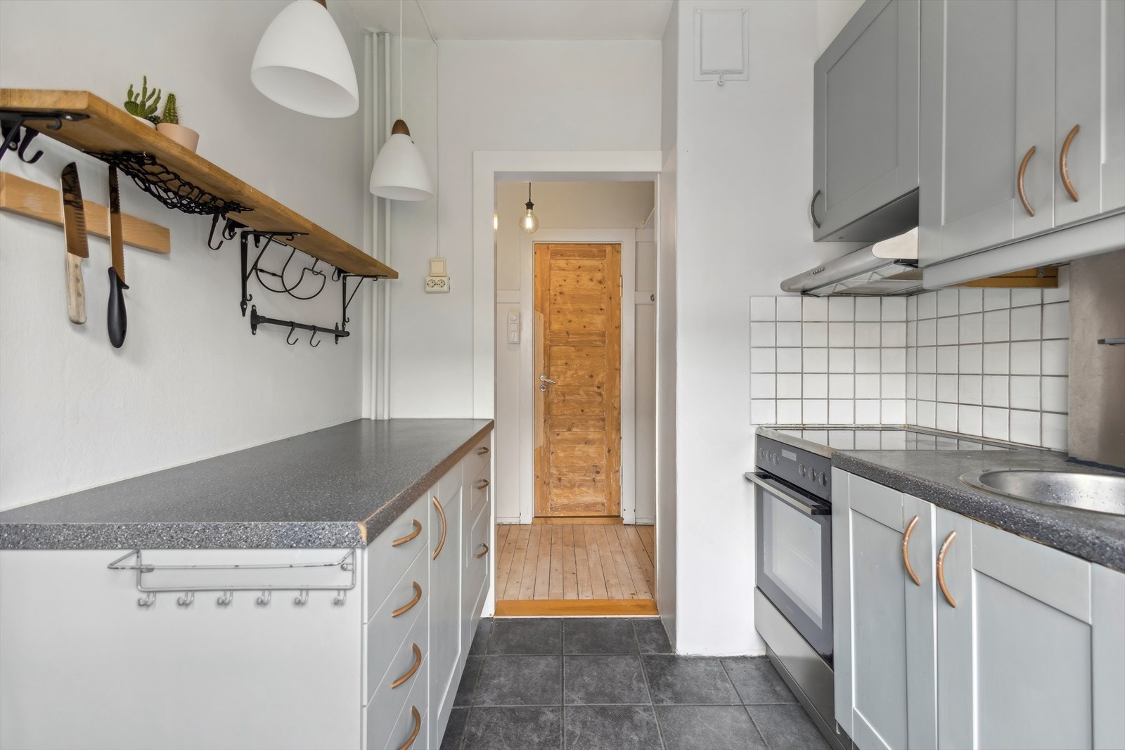 Alle hvitevarer i kjøkken medfølger boligen ved salg Galleribilde