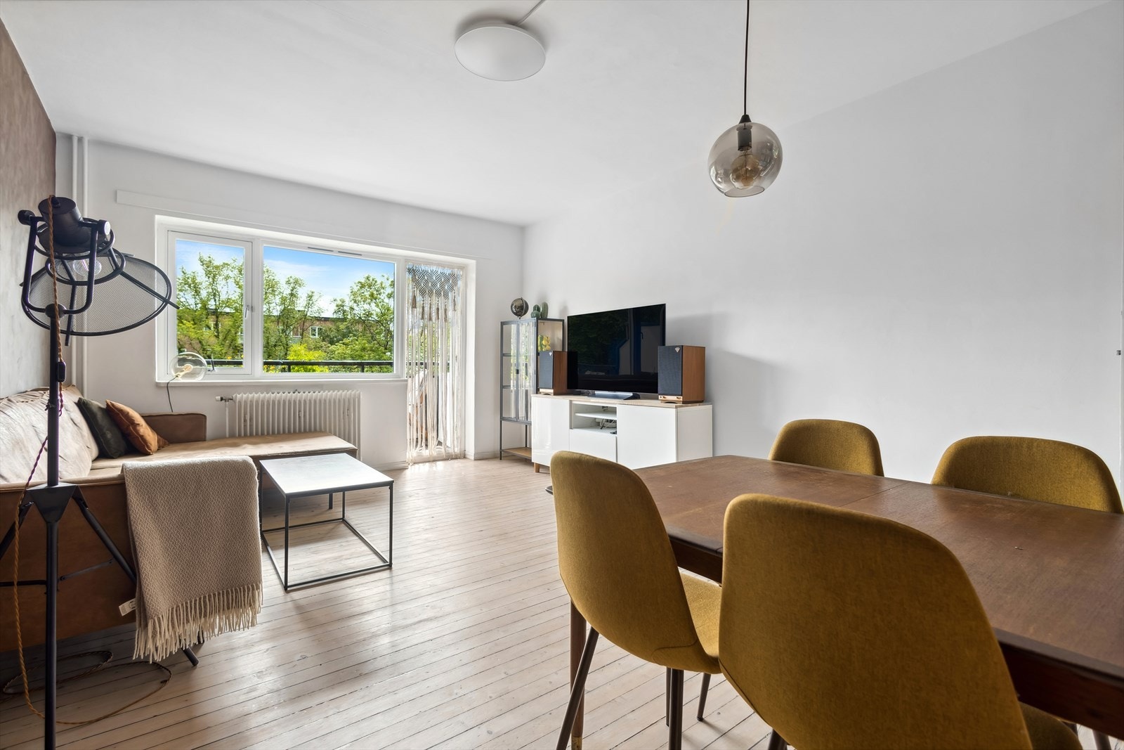 Leiligheten oppleves lys og luftig takket være boligens store vindusflater Galleribilde