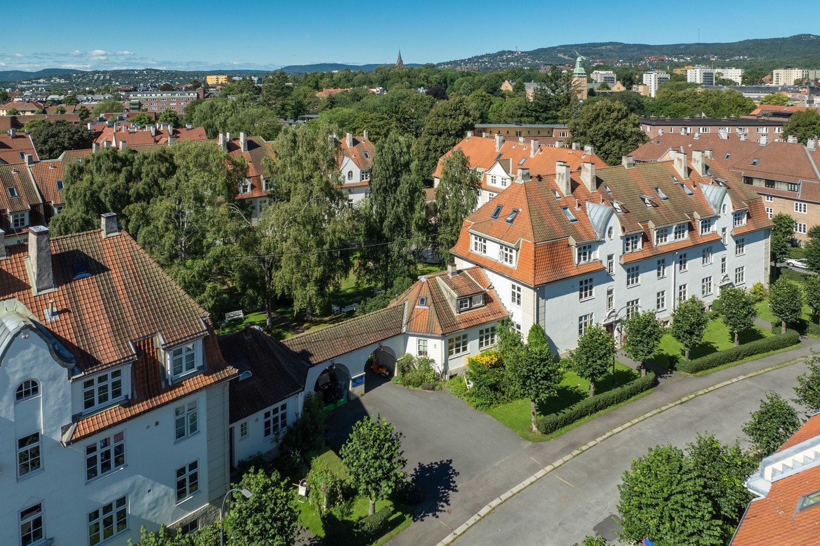 Boligen ligger i en stille og tilbaketrukket gate, omgitt av vakre, historiske bygninger som gir nabolaget en herskapelig atmosfære. Galleribilde