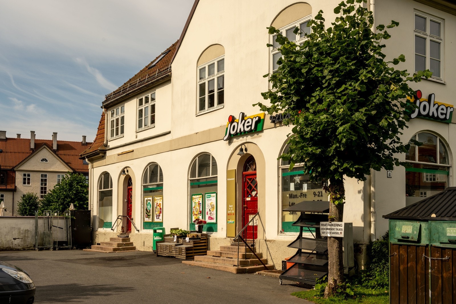 Nabolaget på Lindern er kjent for sitt rolige og barnevennlige miljø, med nærhet til både parker, skoler og dagligvarebutikker. Galleribilde
