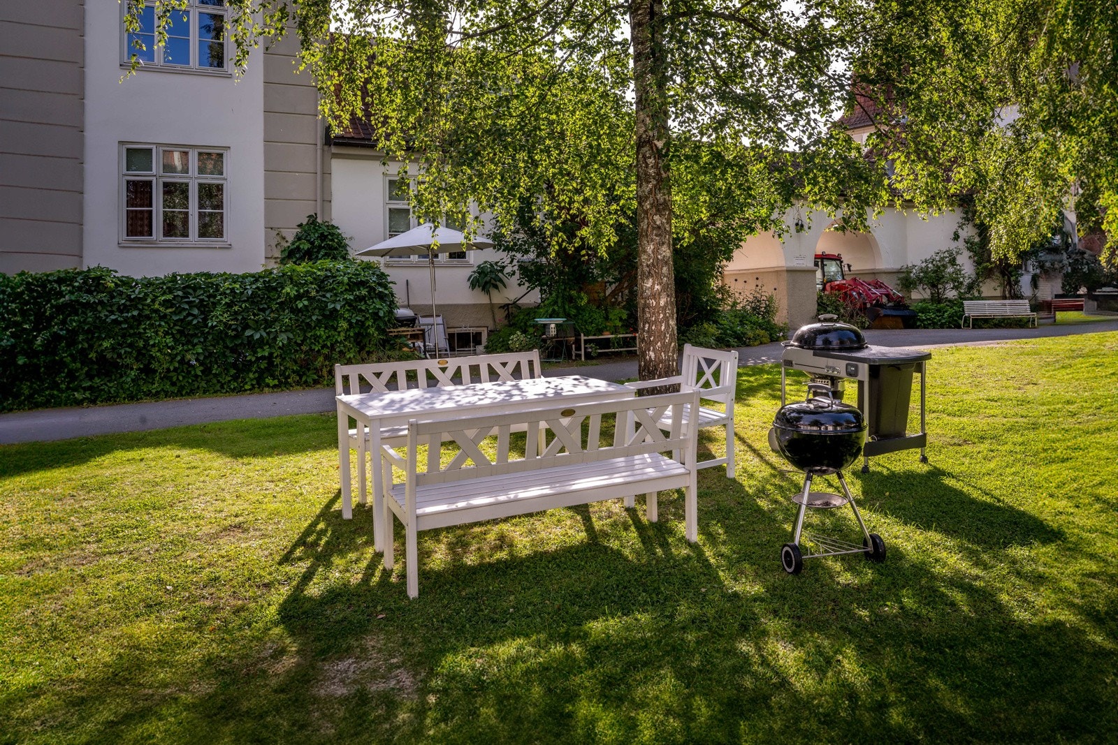 Boligen har en sjarmerende hage/bakgård som gir en følelse av å bo på landet, midt i byen. Galleribilde