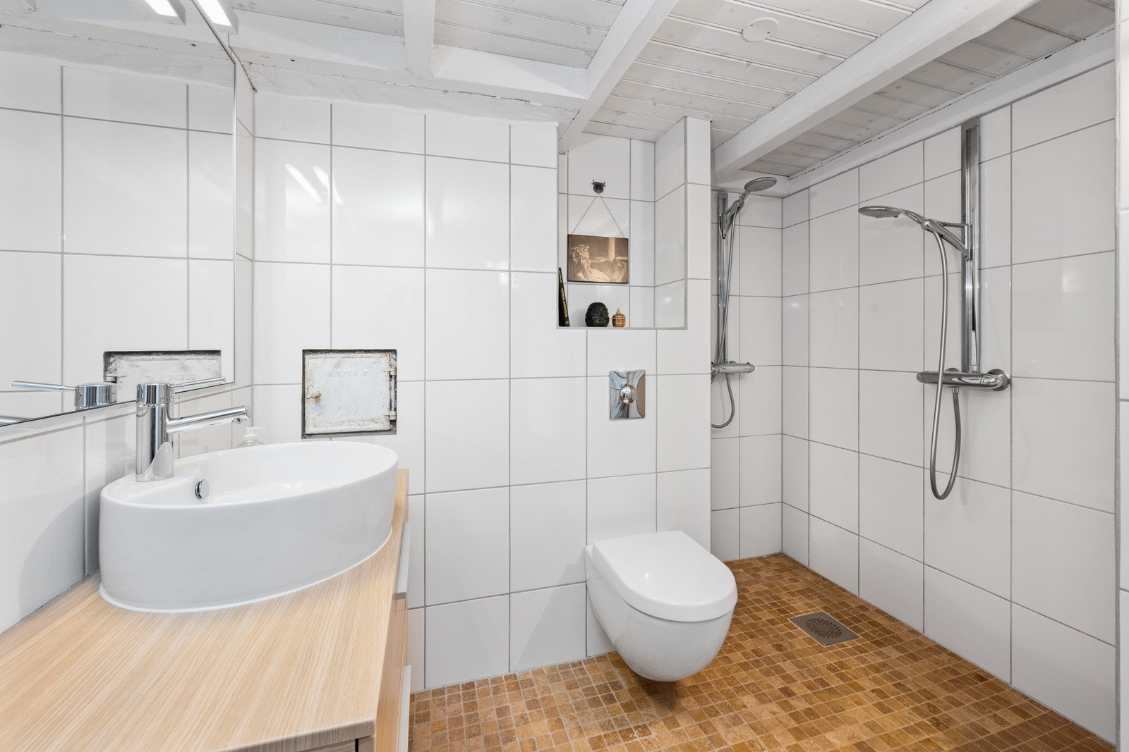 Badet har mekanisk ventilasjon og ble fullstendig oppgradert med nytt røropplegg, pigging av gulv og nye vegger. Galleribilde