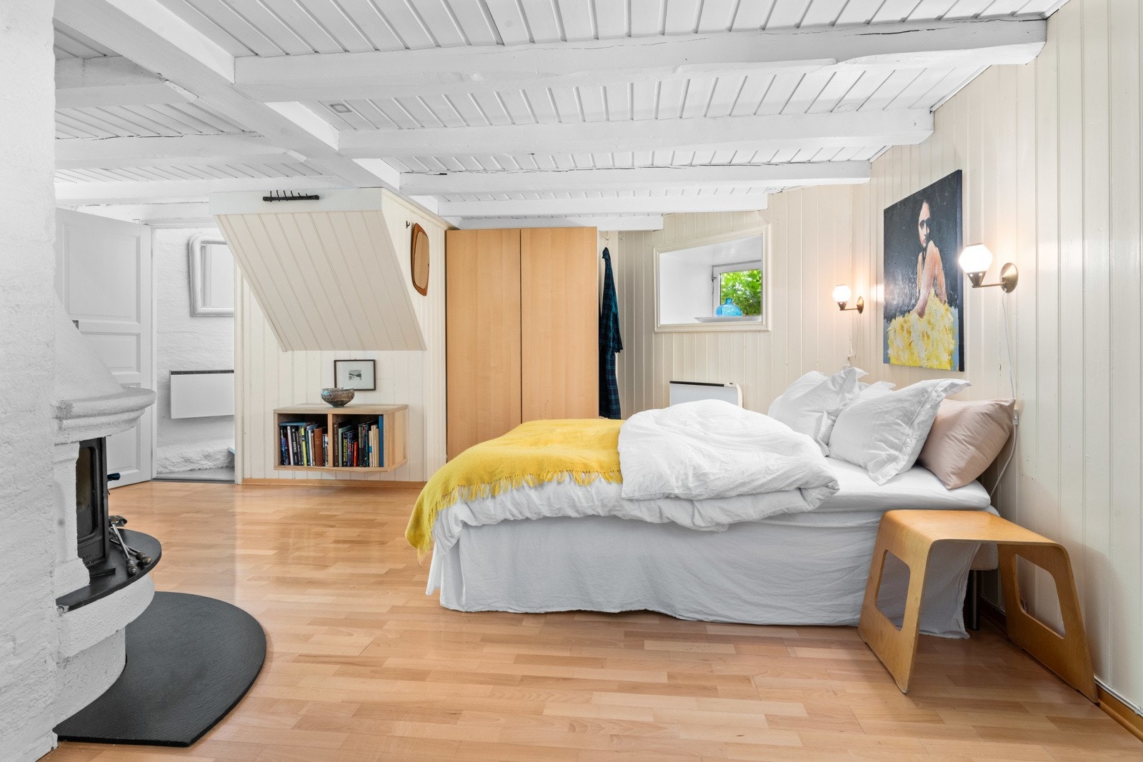 Kjellerstuen er idag innredet med seng og garderobe og blir venyttet som soverom. Her kan man enkelt etablere to soverom. Galleribilde