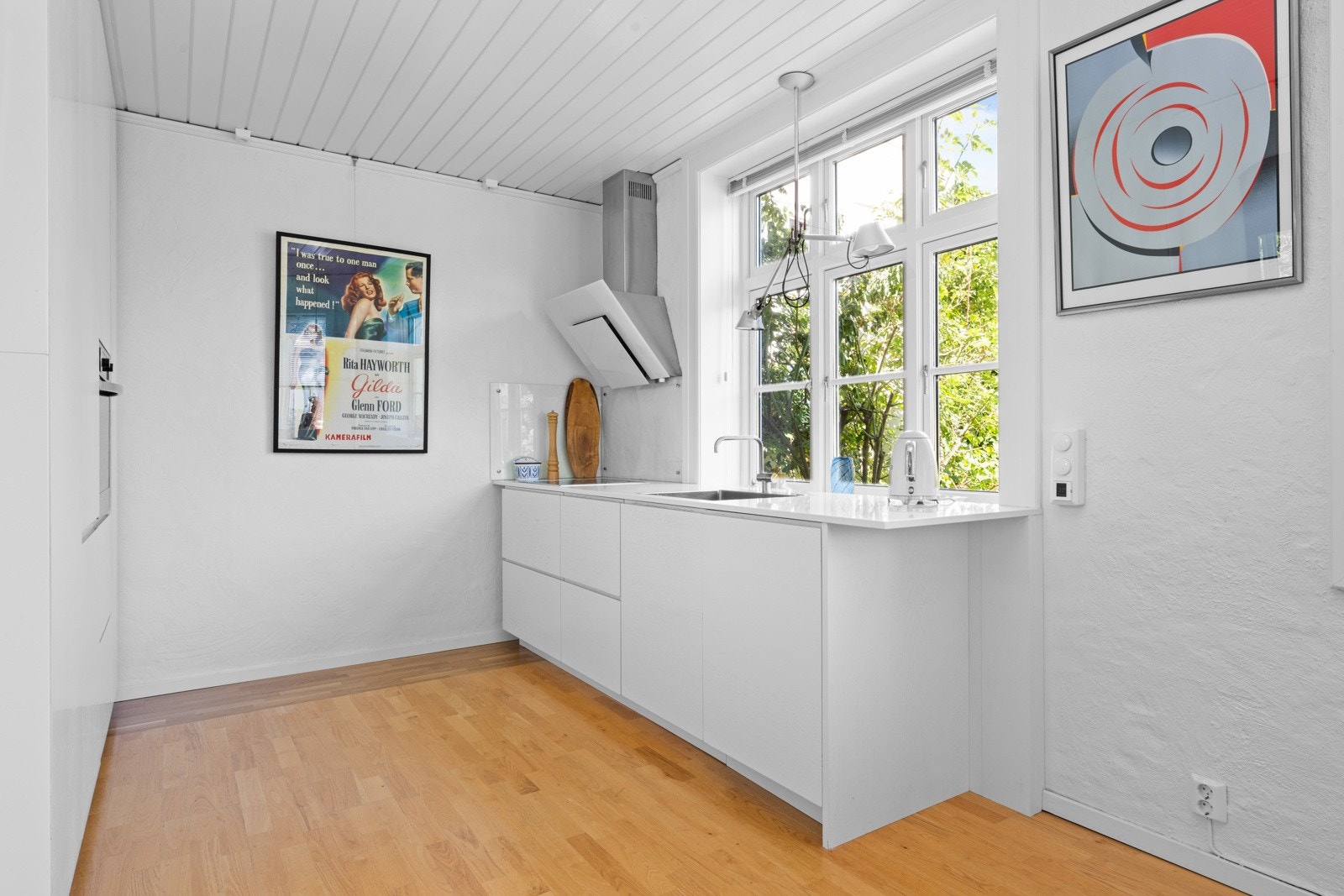 Kjøkkenet er lyst og moderne, oppgradert i 2018. Galleribilde